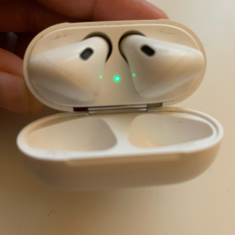 AirPods - Picture 3 of 3